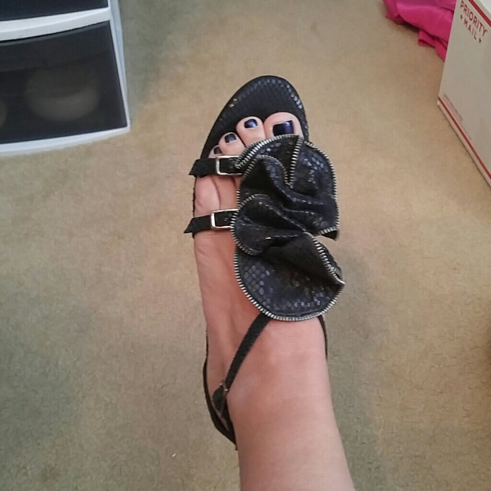 Kelsi Dagger Black Reptile Print Ruffled Sandals 9